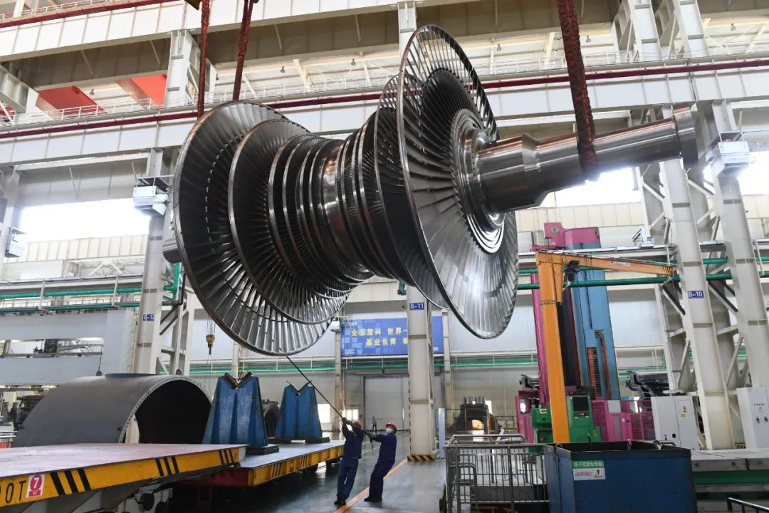 哈电汽轮机重装分厂工人师傅正在进行粤电宁州沙角项目低压转子吊装