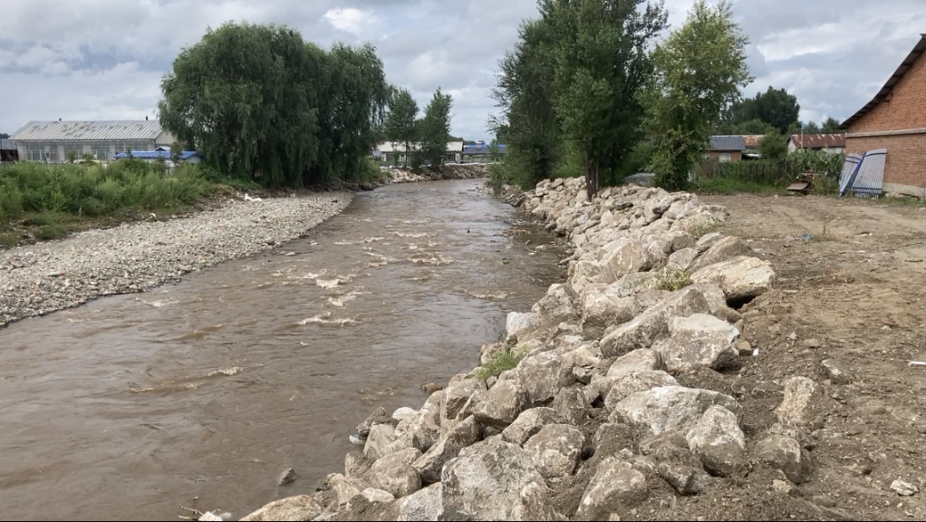 在石头河子镇石头河沿岸,一些堤岸已用大块石进行护岸.
