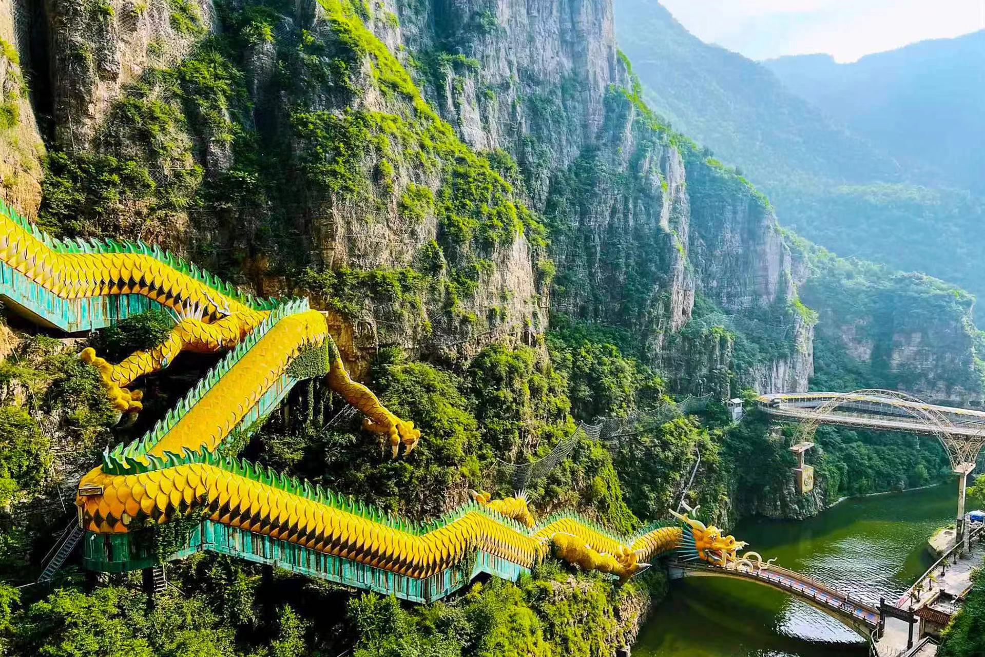 今夏,龙庆峡游船受到游客欢迎,夏末秋初,山谷愈加清凉,风景秀美,泛舟