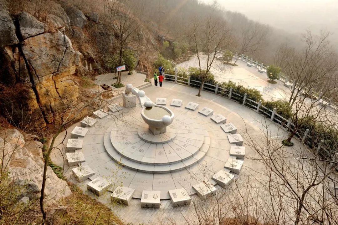 淮南市八公山地质公园淮南子文化园内的二十四节气雕塑展示节气变化