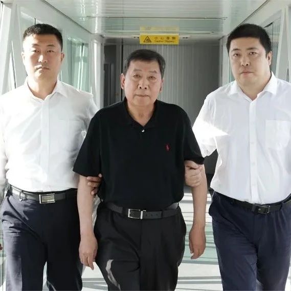 “红通人员”周权,回国投案|中央纪委_新浪新闻