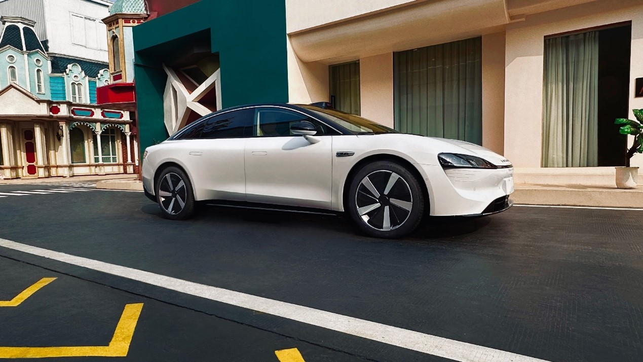 新浪汽车>汽车看点>自媒体>正文>颜值惊艳,走高端轿跑路线从图片上