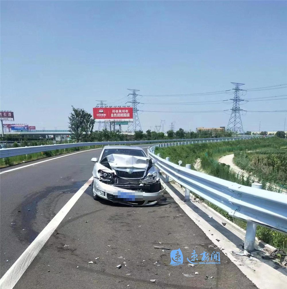 没有“将错就错” 驾驶员急打方向盘 轿车撞上高速护栏|宿迁市|民警|江苏省|交通事故|匝道_新浪新闻