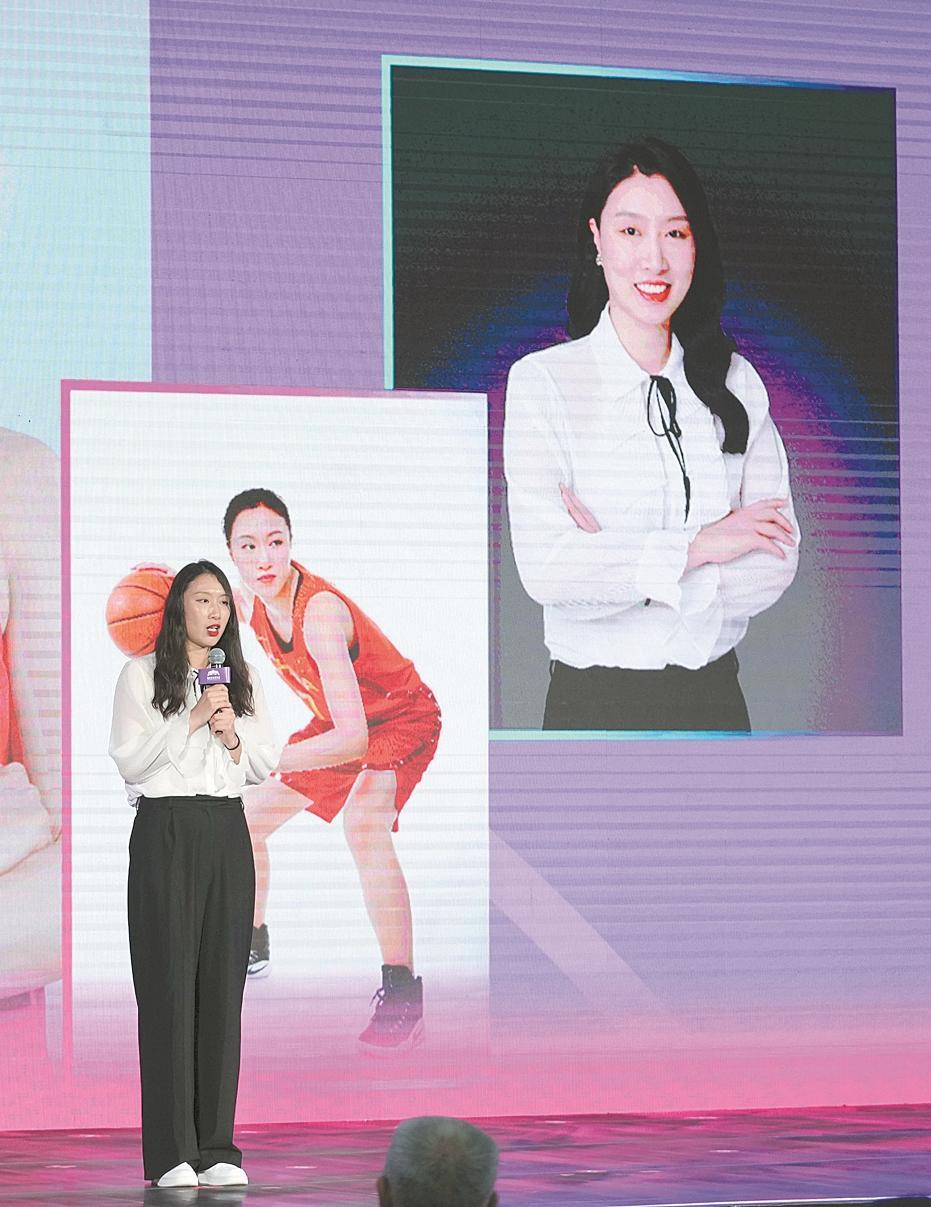 中国女篮前队长邵婷在国际篮球博览会新闻发布会上