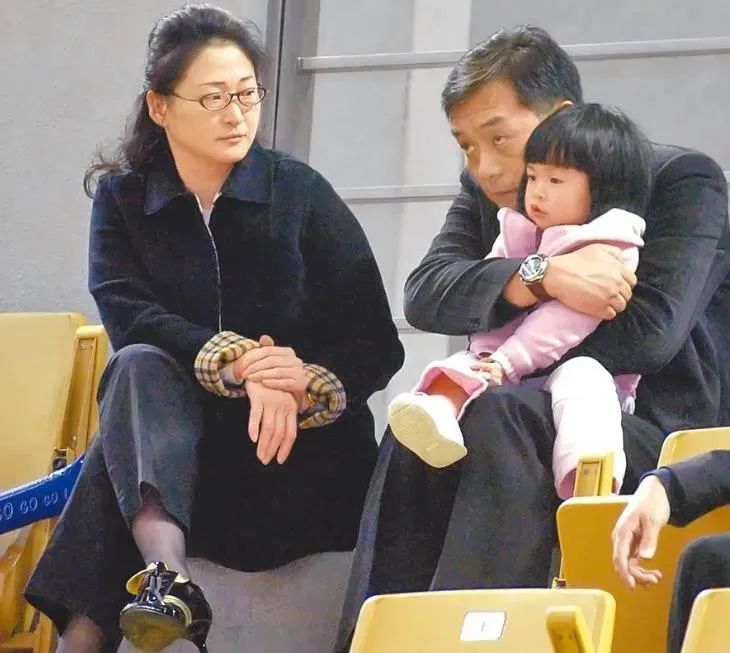 “台版郭晶晶霍启刚”？从家庭主妇逆袭千亿女掌门，她妻承夫业赢麻了！_新浪财经_新浪网