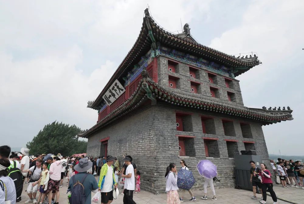 8月2日,游客在河北省秦皇岛市山海关区天下第一关景区游览.