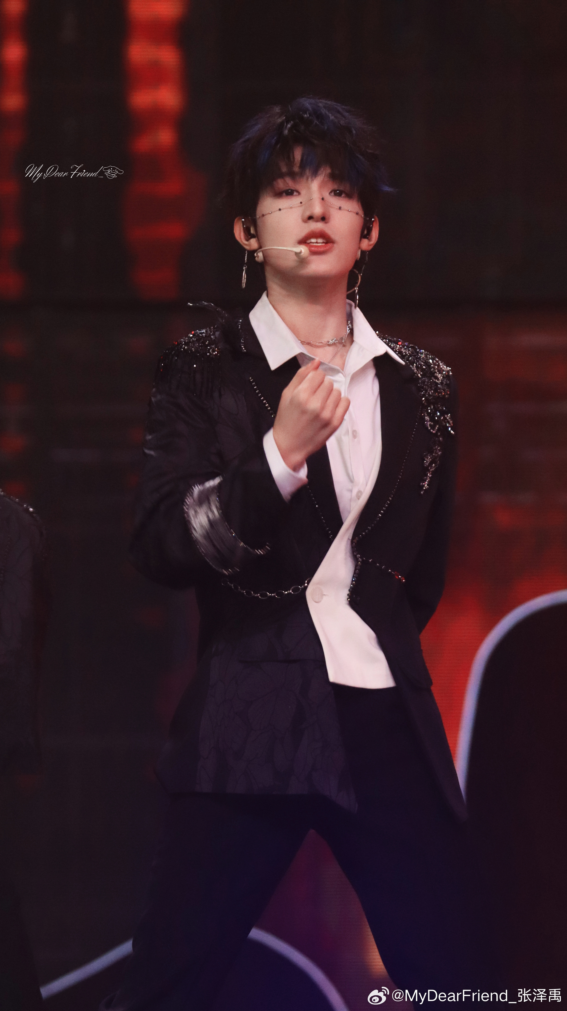 张泽禹TF家族三代演唱会饭拍 蓝发挑染+脸链,很帅|灯牌_新浪新闻