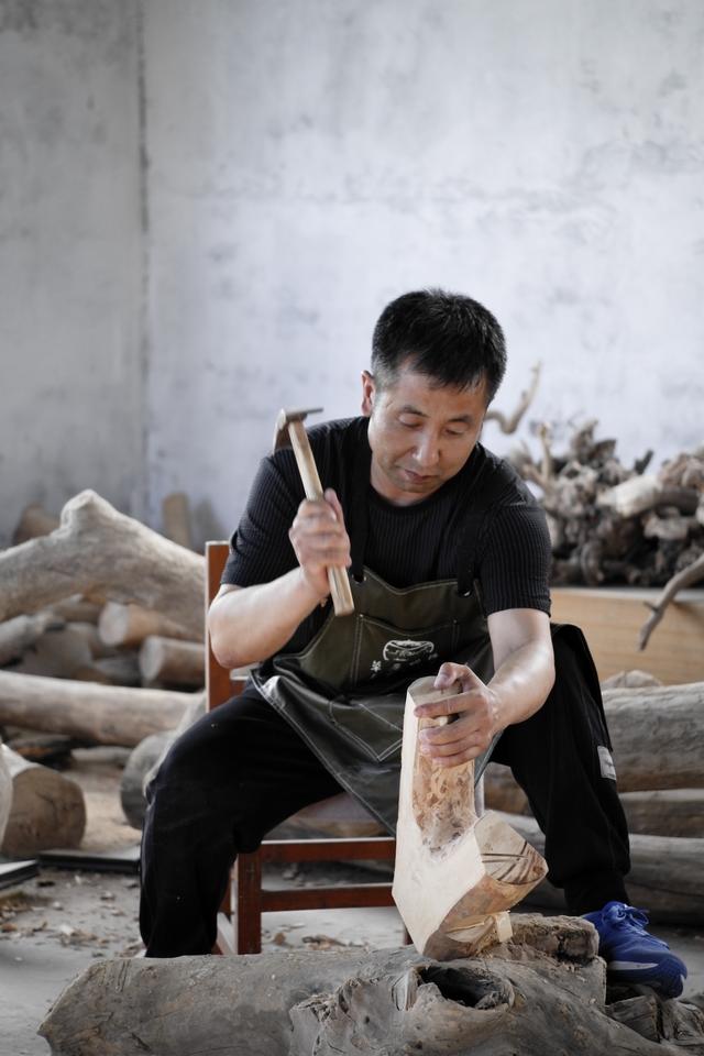 马鞍制作传统艺人布和额尔敦 澎湃新闻 图