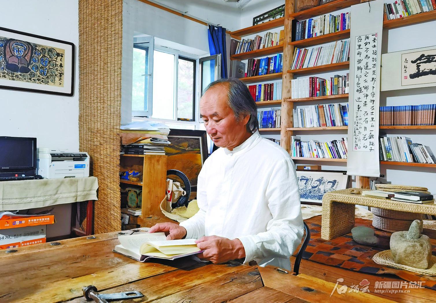 8月11日,刘亮程在木垒哈萨克自治县英格堡乡菜籽沟村木垒书院的书房里