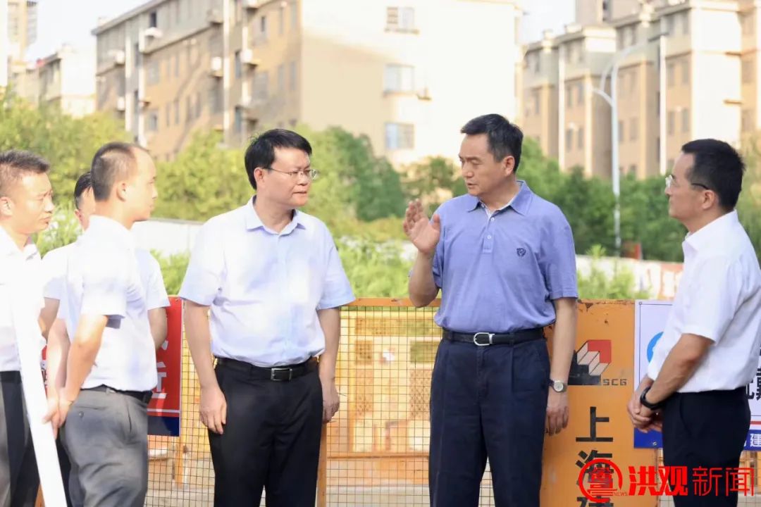 8月12日,省委常委,市委书记李红军深入青山湖区,东湖区一线,调研督导