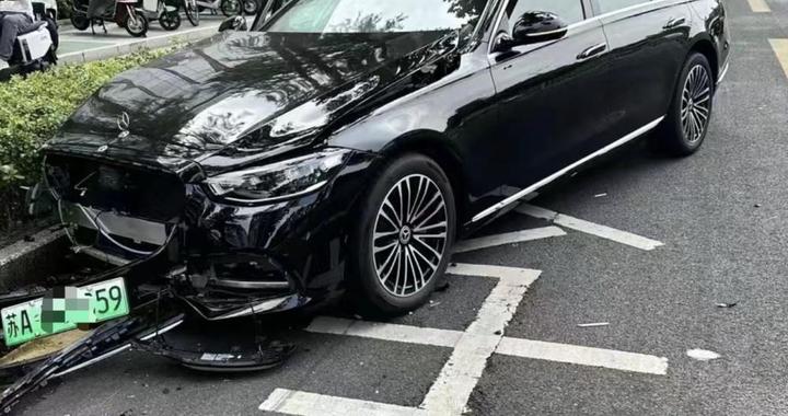 南京一男子两度试驾撞伤多辆豪车，4S店：人已被警方带走-新浪汽车