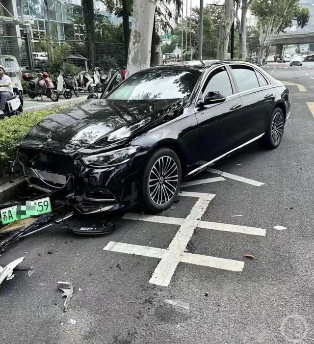 奔驰s级新能源车被撞后停在路边.图片来源/网络截图