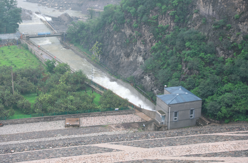 8月11日,仍在小流量泄水的斋堂水库溢洪道.摄影 马岳
