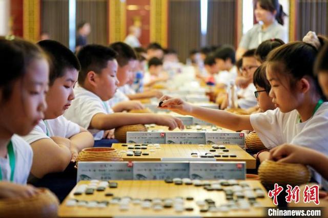 参赛选手在全国少儿围棋公开赛上对弈.施亚磊 摄