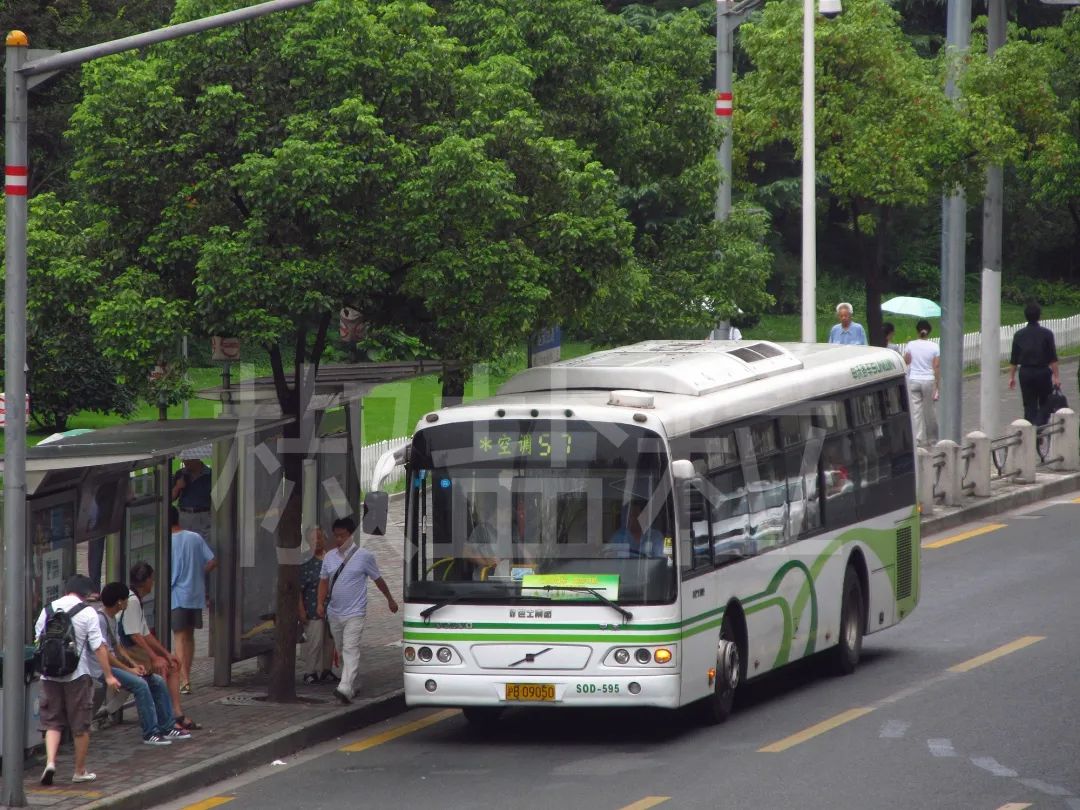 摄)2012年12月29日,配合静安寺公交枢纽站建成启用,57路迁入静安寺
