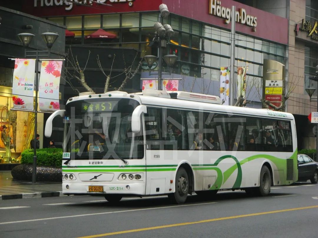 57路swb6120v4(s2f)型客车,上海动物园@虹桥路(魏家钧 摄)57路swb6120