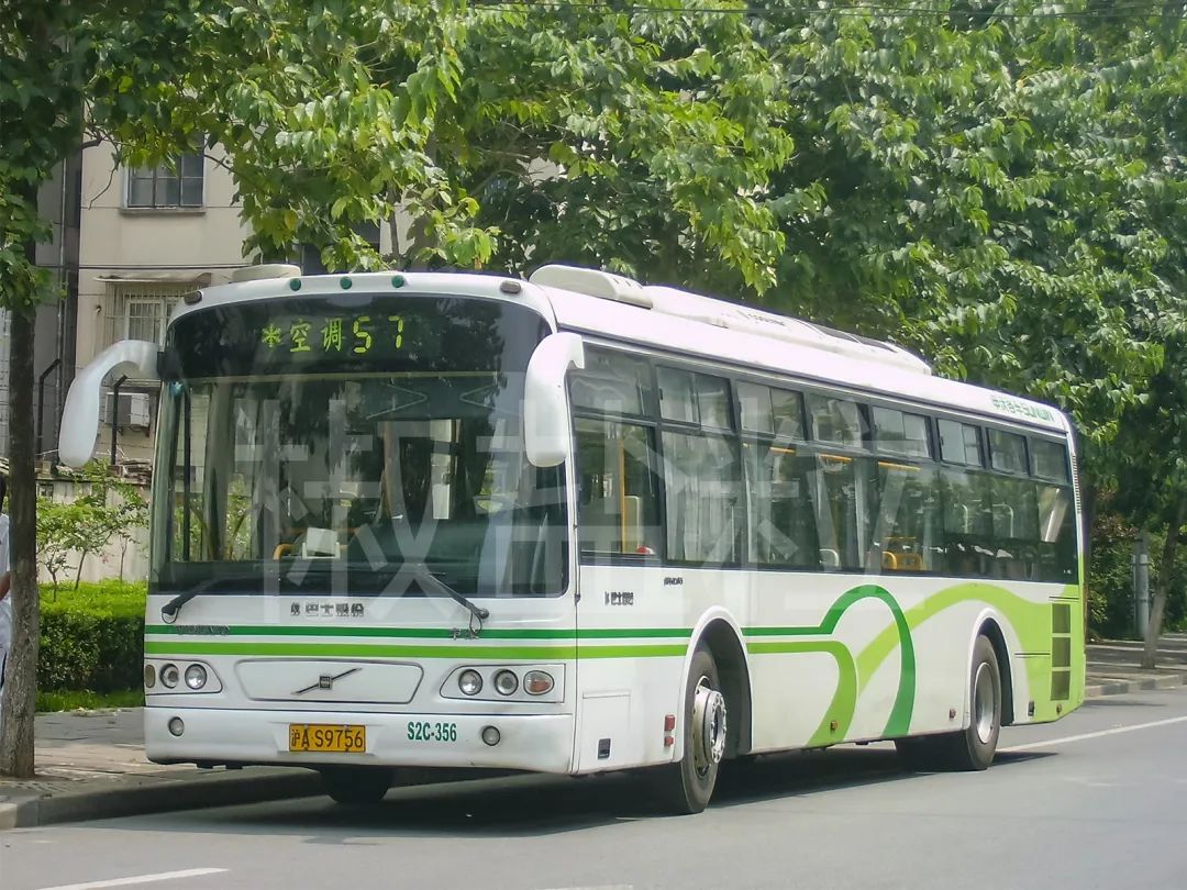 57路swb6120v3(s2e)型客车,白樟路(贺佳伟 摄)
