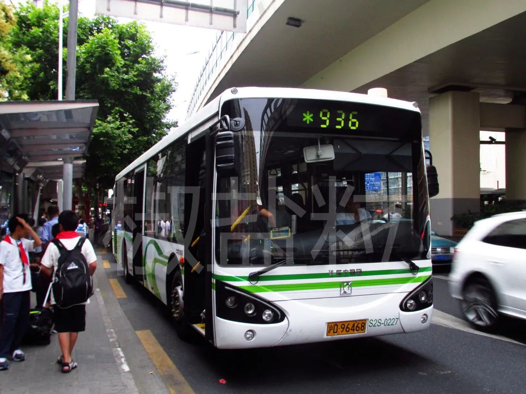 延安西路(魏家钧 摄)936路swb6127phev2(s2s),swb6107hg5(s0j)型客车