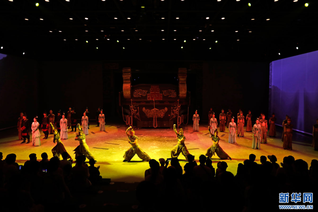 8月3日,游客在秦皇岛市山海关区观看大型室内史诗演出《长城》.