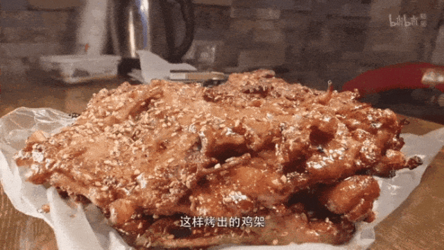 烤到极致，骨头和肉一样轻而易撕。（图/纪录片《人生一串2》）