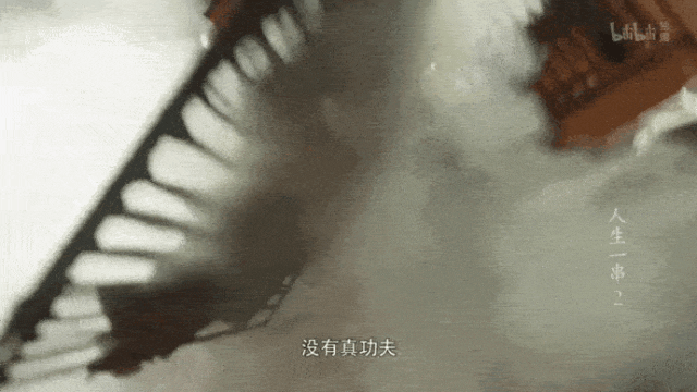 铁拍夹鸡架，硬核够味。（图/纪录片《人生一串2》）