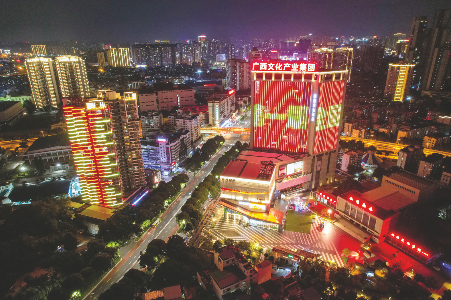 &nbsp;&nbsp;&nbsp;&nbsp;南剧星光(广西文创大厦)滚动播放首届学青会