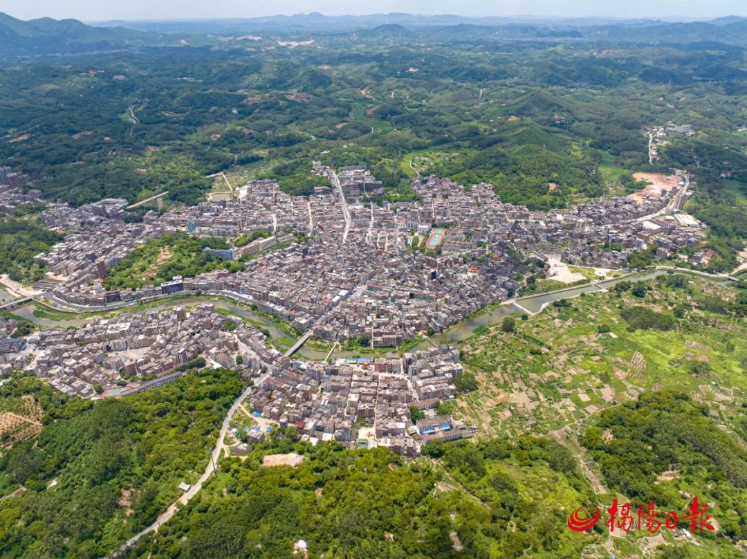 图为梅林镇鸟瞰图.