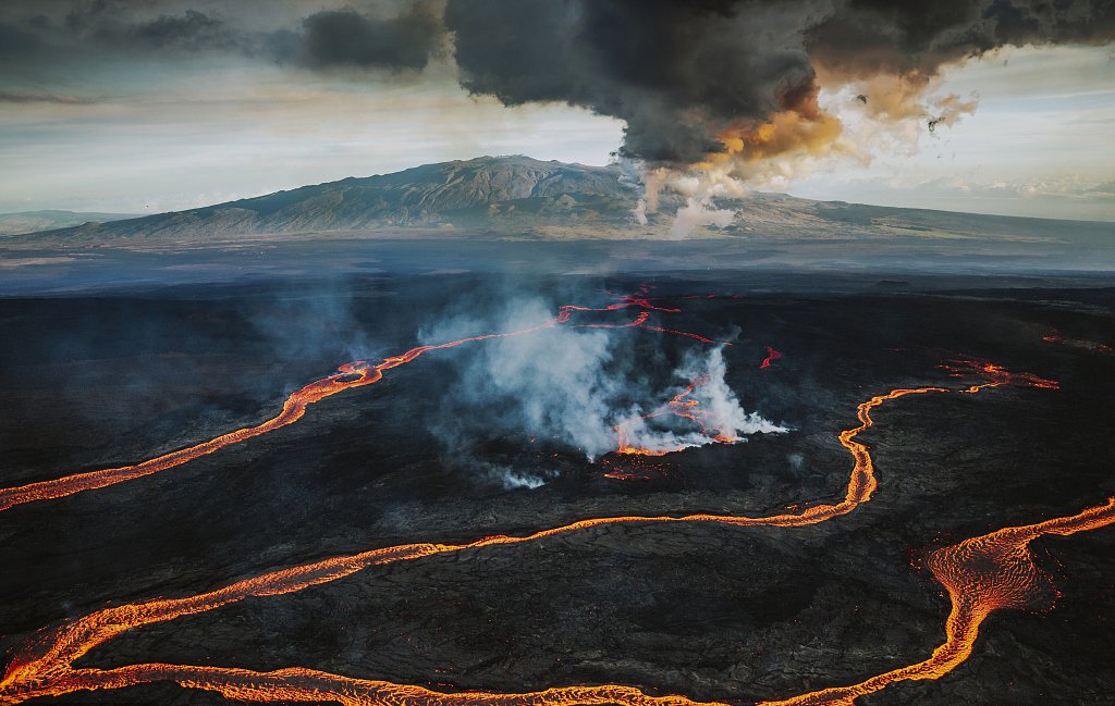 当地时间2022年11月30日,美国夏威夷,冒纳罗亚火山喷发,熔岩流动,逼近