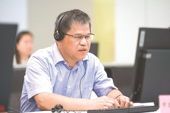 罗海林上午接听来电 本报记者 陈梦泽 摄