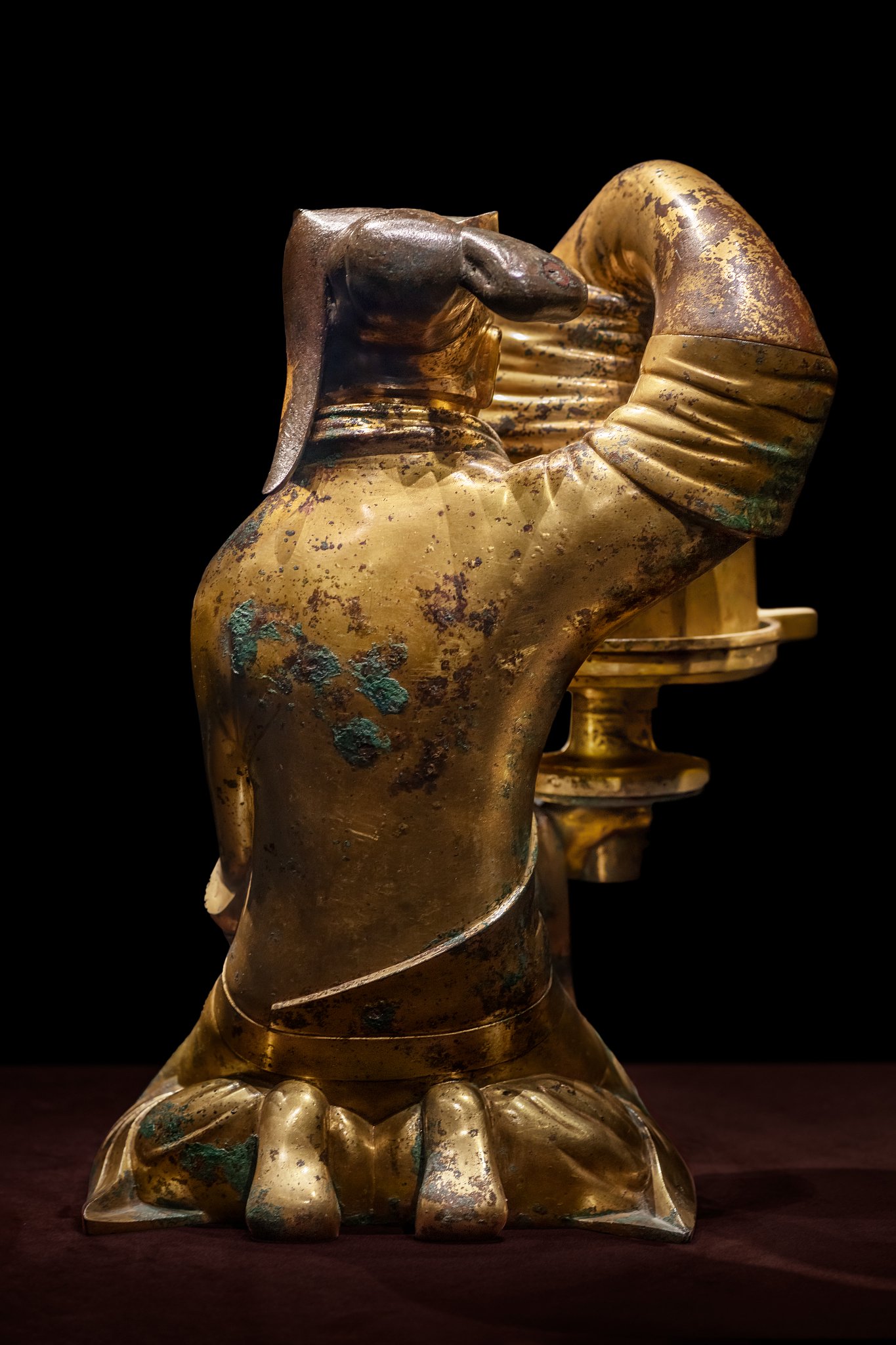 5 长信宫灯背面.西汉,约公元前170—前151年.青铜鎏金.高48厘米.