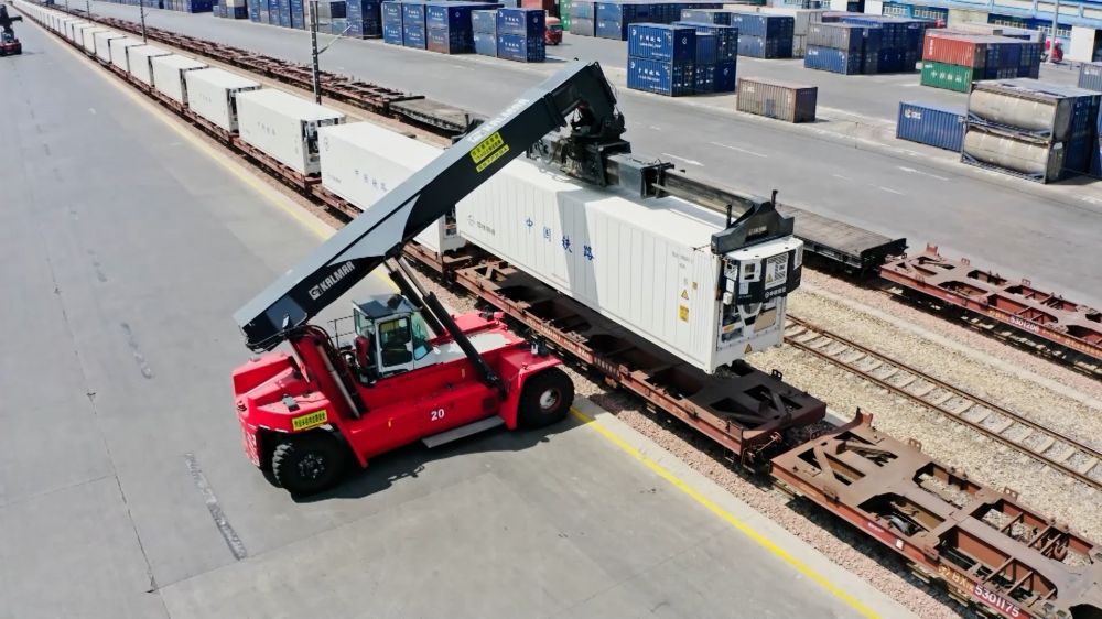 中老铁路水果冷链班列到达昆明铁路集装箱中心站后,集装箱正面起重车