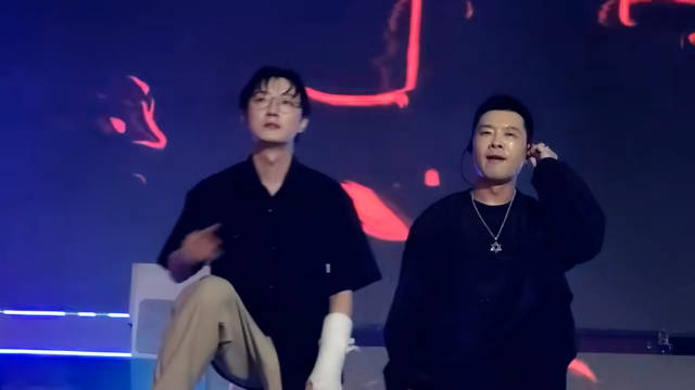 老舅 X 高启盛音乐节联动🔥年轻气盛他们好像高启盛,但是老舅来了他们全得立正!|老舅|年轻气盛|宝石老舅_新浪新闻