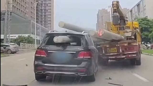 奔驰超车时撞上水泥杆,驾驶室瞬间被撞穿,场面真是惊险……|花边趣闻|汽车视频|奔驰_新浪新闻