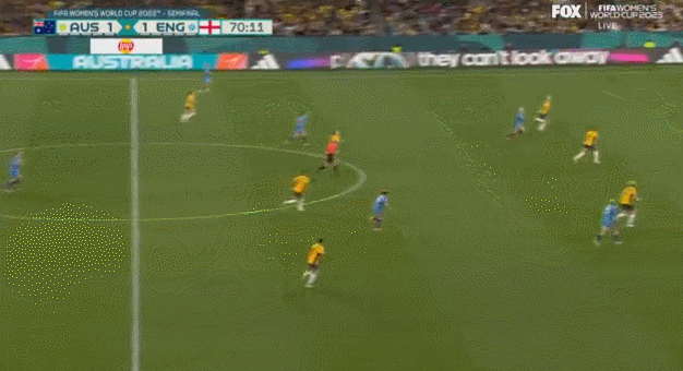 英格兰队利用对手失误，再次领先。