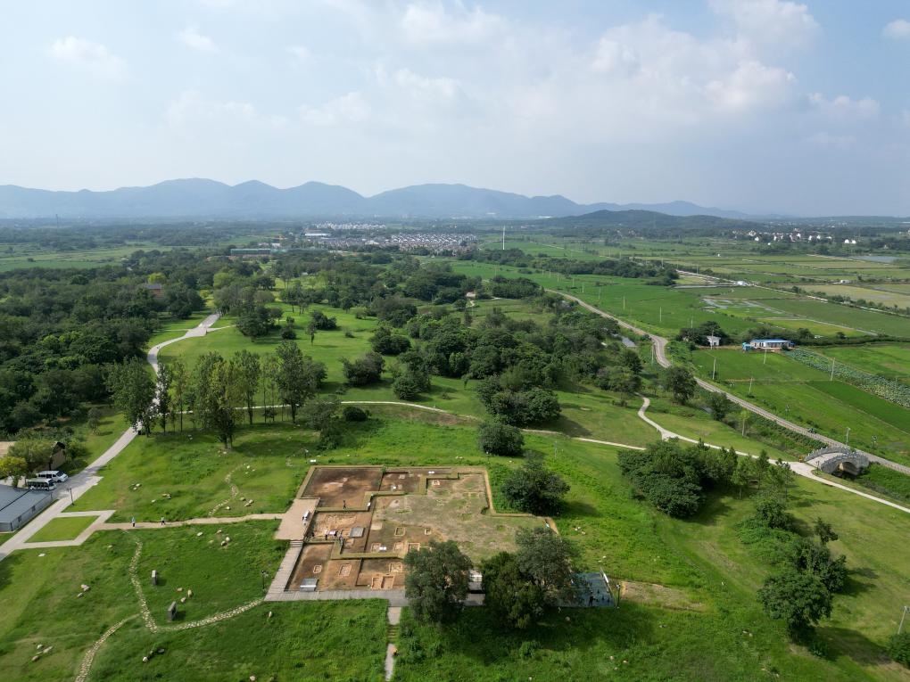 经考证,凌家滩遗址是一处距今5800年至5300年的新石器时代晚期中心