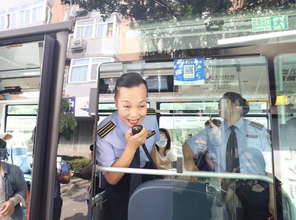 无论车厢里多么拥挤,无论乘客提出什么问题,李素丽总是保持耐心与热情