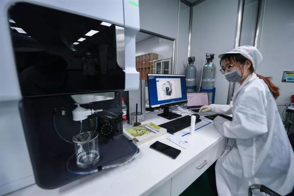 2019年6月12日,工作人员在浙江宁波一家电子材料公司检测车间工作.