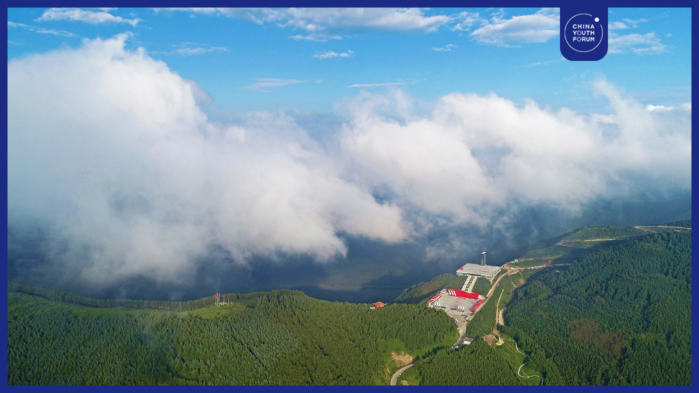 位于宁夏固原市隆德县境内的六盘山红军长征纪念亭(无人机照片,2018年