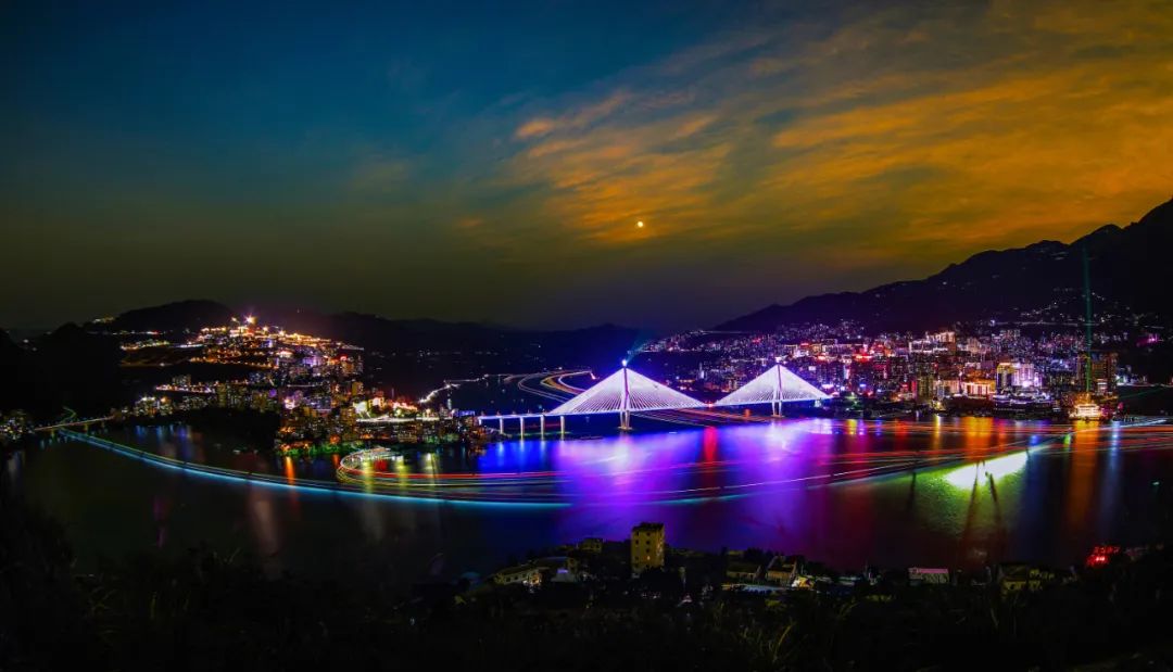 2019年亮化工程后巴东长江公路大桥夜景.&nbsp; 焦银昌 摄