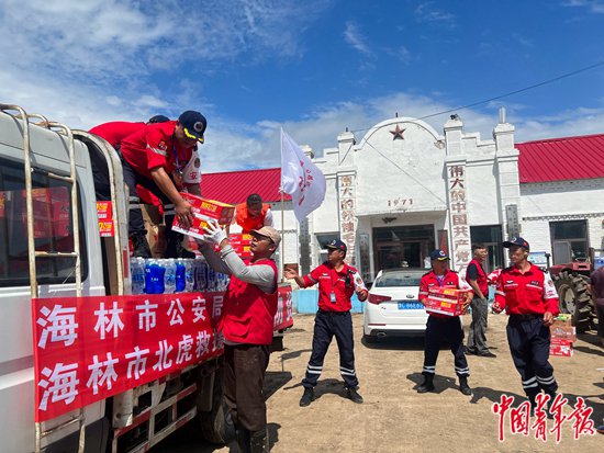 8月7日,00后姑娘刘局向黑龙江省牡丹江市阳明区桦林镇捐赠枕头,被子等