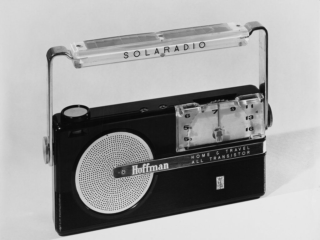 1957年，美国加利福尼亚州，霍夫曼电子公司生产的霍夫曼收音机。