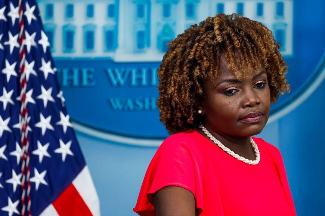 当地时间14日,白宫新闻秘书卡里娜·让-皮埃尔发表讲话.