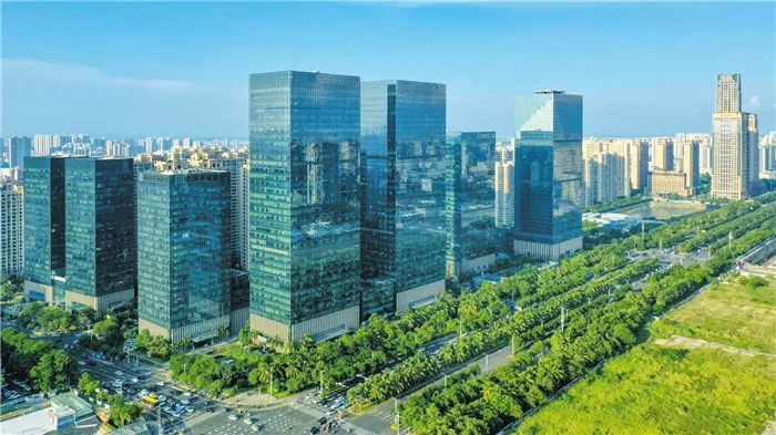 高楼林立的大英山cbd吸引了越来越多企业入驻.康登淋 摄