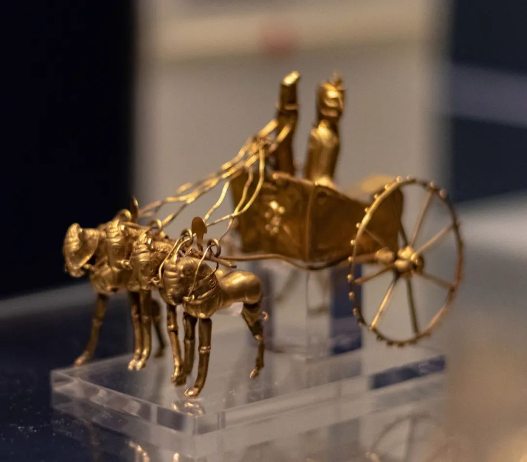 资料图片:当地时间2019年8月3日,大英博物馆展出的波斯金马车.