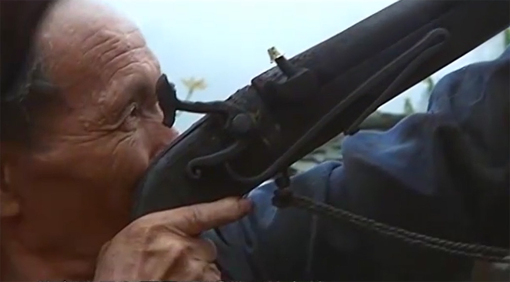 村民回桂生使用鸟铳.视频资料截图