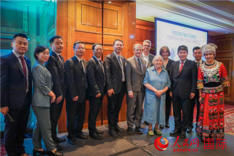 张家界文化旅游推介会部分嘉宾合影.人民网 郭锦标摄