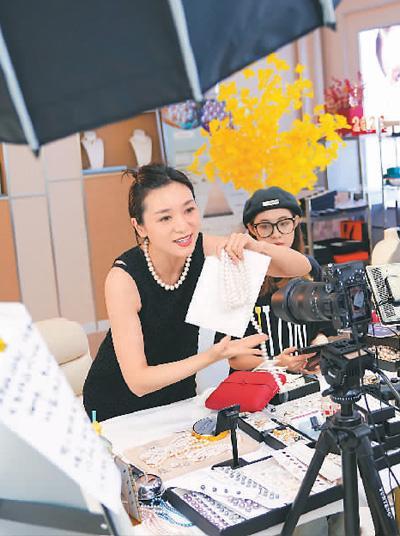 山下湖镇一名主播在直播中推介珍珠产品.新华社记者 韩传号摄