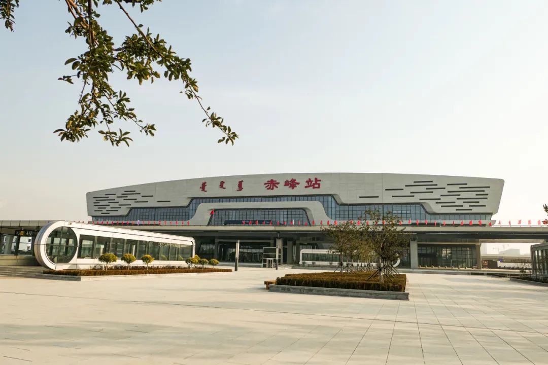 "赤峰"是蒙古语"乌兰哈达"的汉译,意为红色的山峰,是以坐落在赤峰市