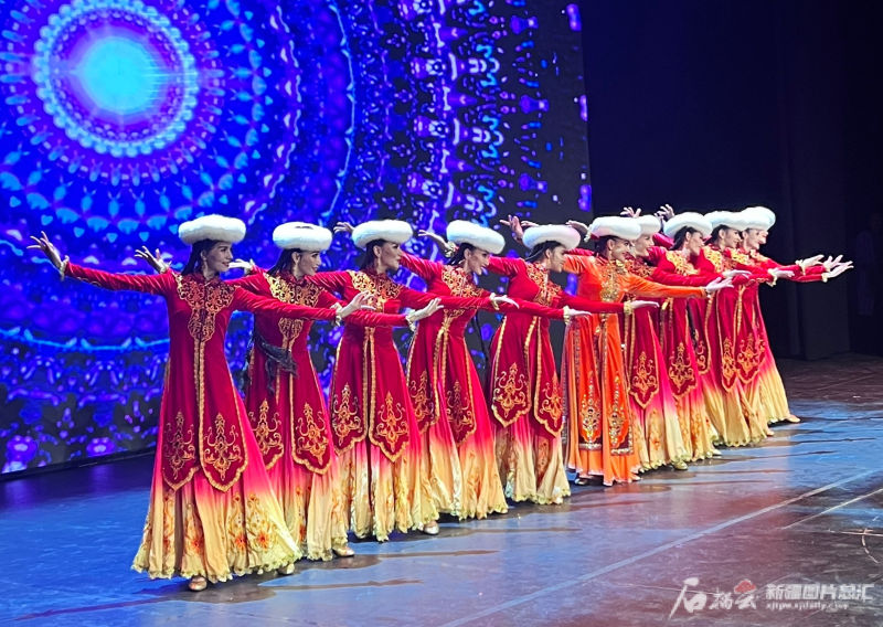 "歌舞之乡"魅力绽放"千岛之国"——中国新疆木卡姆艺术团赴印尼巡演