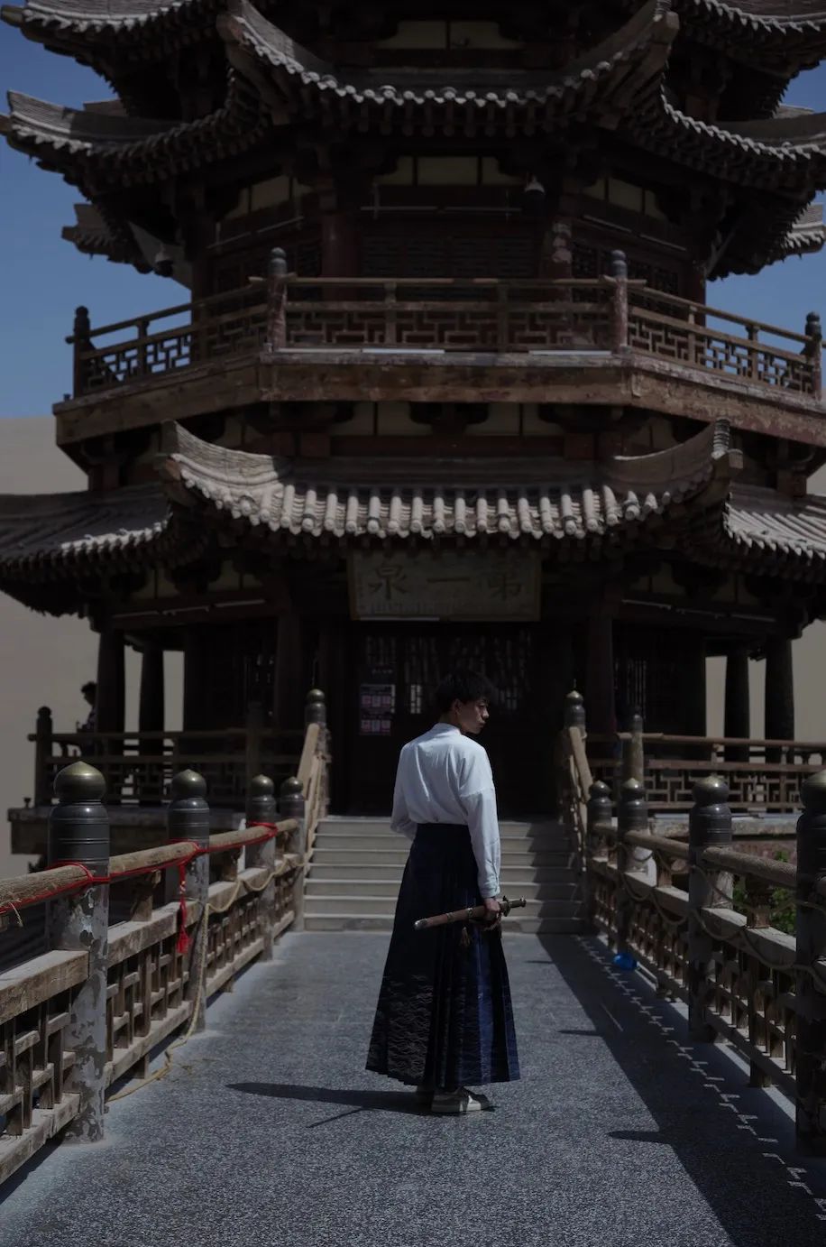 游客身穿传统服饰在月牙泉景区打卡&nbsp;&nbsp;甘肃自由脚印旅行社